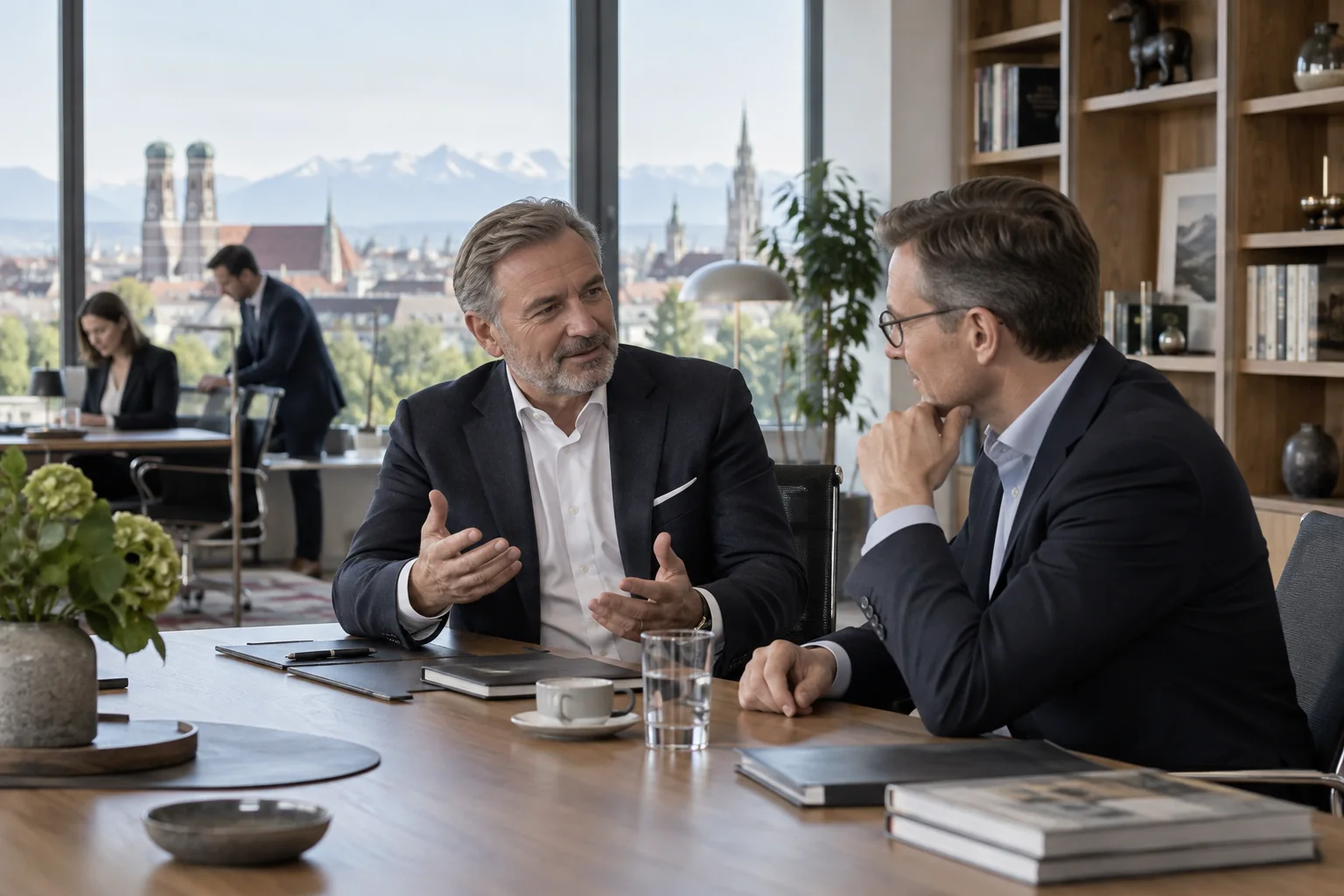 Vermögensverwalter bei einem Gespräch in einem bayerischen Büro
